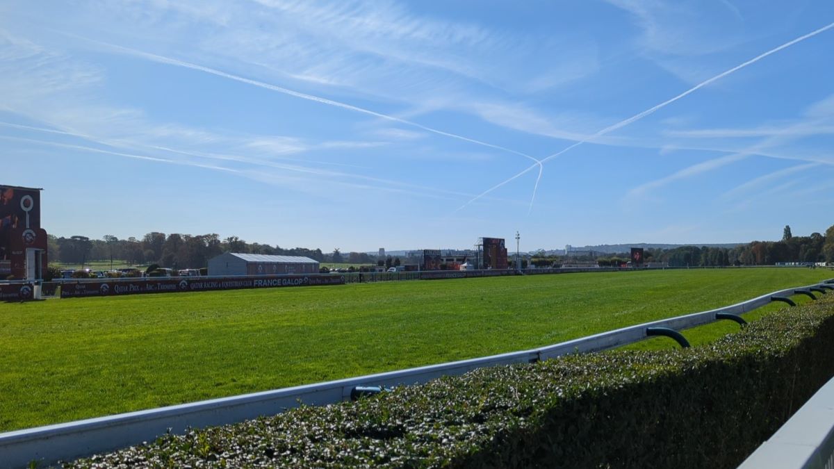 nizipapaparis.com-qatar-prix-delarc-de-triomphe-2023-image1-1