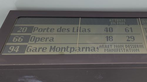 複数の系統があるバス停ではバス運転手に意志表示をして停車を待ちます。