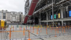 nizipapaparis.com-worker-on-strike-at-centre-pompidou-2-300