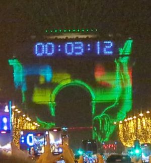 nizipapaparis.comPXL_20231231_225931937.TS-frame-at-0m4s-2-300