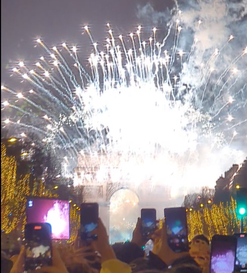 nizipapaparis.comPXL_20231231_230341691.TS-frame-at-6m12s-3