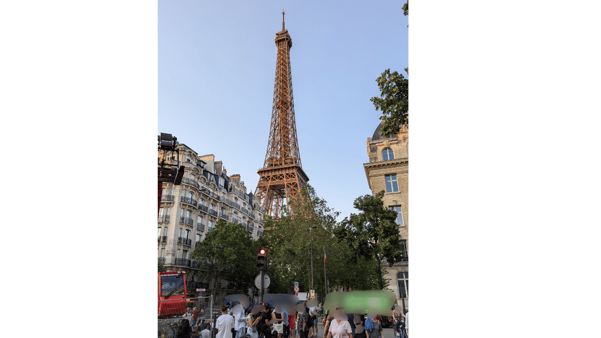 nizipapaparis.com-2024-eiffel-tower-fireworks-1000-drones-image2