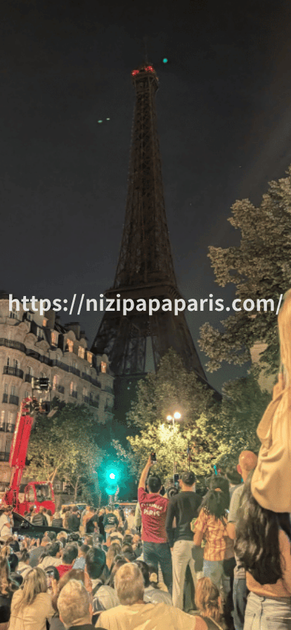 nizipapaparis.com-2024-eiffel-tower-fireworks-1000-drones-image3