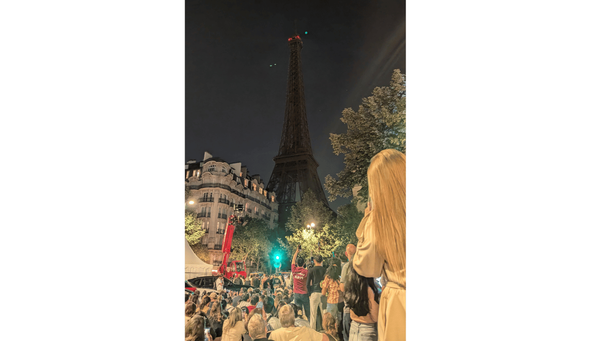 nizipapaparis.com-2024-eiffel-tower-fireworks-1000-drones-image3