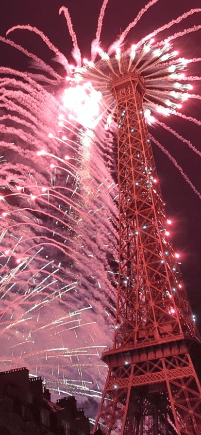 nizipapaparis.com-2024-eiffel-tower-fireworks-1000-drones-image4