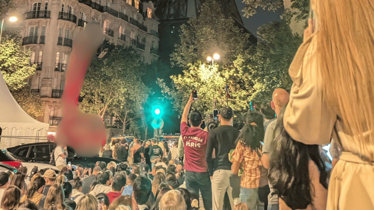 nizipapaparis.com-2024-eiffel-tower-fireworks-1000-drones-image8