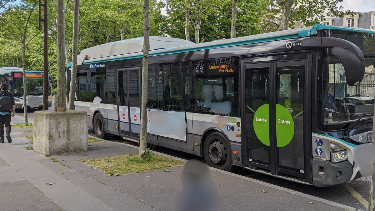 nizipapaparis.com-bus-caution-characteristic-paris-image2