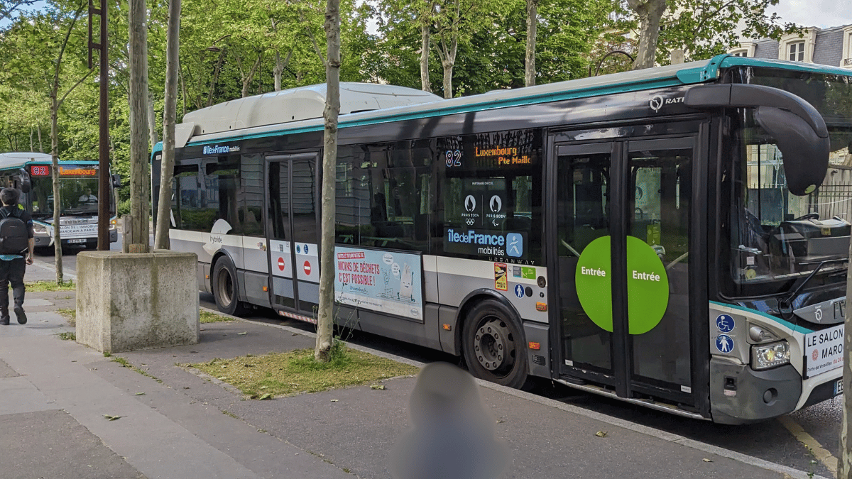 nizipapaparis.com-bus-caution-characteristic-paris-image3