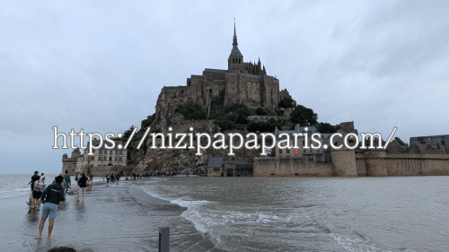 nizipapaparis.com-enjoying-mont-saint-michel-in-sandals-after-the-rain-image5-1
