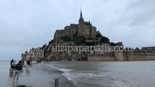 nizipapaparis.com-enjoying-mont-saint-michel-in-sandals-after-the-rain-image5