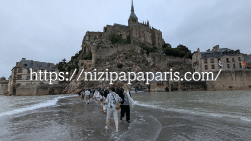 nizipapaparis.com-enjoying-mont-saint-michel-in-sandals-after-the-rain-image6