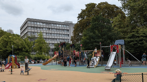 小学生向けの遊具があり、家族連れで賑わっていました。