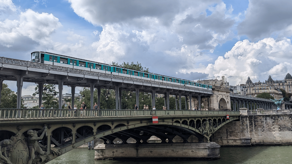 nizipapaparis.com-bir-hakeim-train-rooftop-man-image1