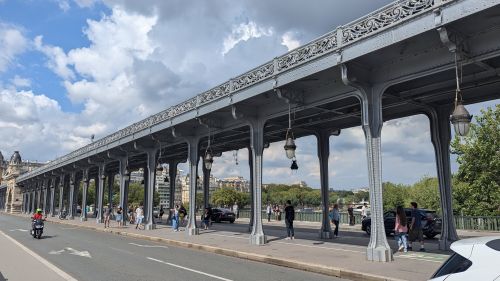 地上からでは、メトロ６号線の車両の上に動画撮影者がいることは見えない。