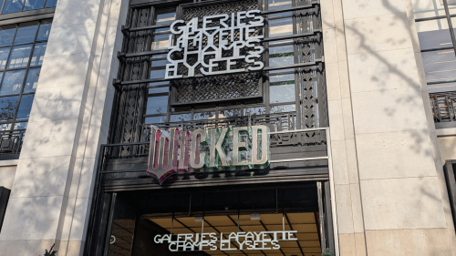 Galeries Lafayette Champs-Élyséesのブラックフライデー。店内は20％から50％引きです。対象商品は限られています。