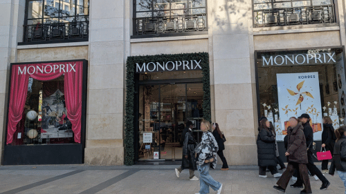 Monoprixのブラックフライデー。店内は対象商品が一律30％引きです。